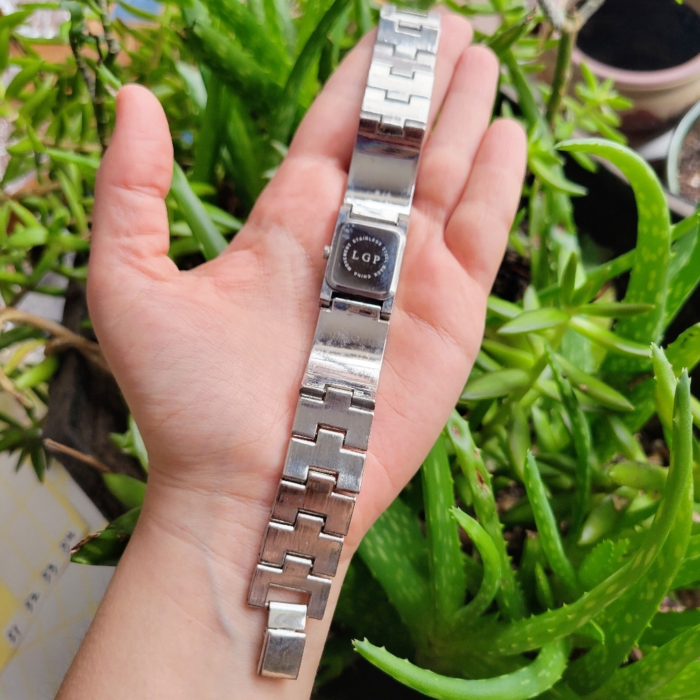 Vintage Rhinestone Dimpled Quartz Watch - Picture 9 of 9